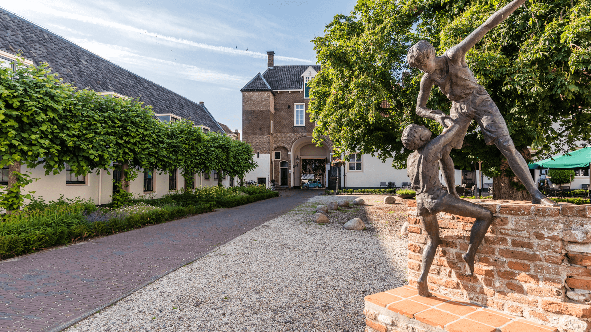 Een plein in Montfoort met een standbeeld